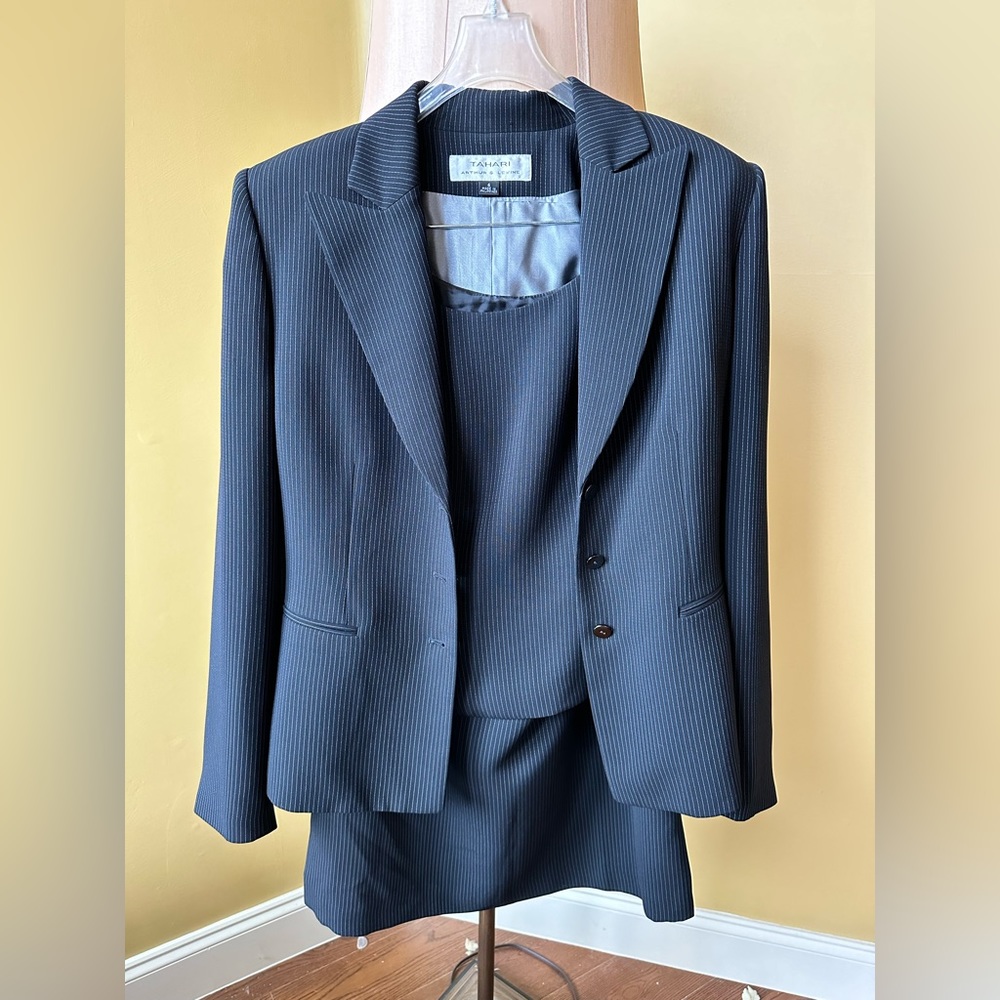 Tahari women’s 3 piece skirt suit! Size 6.